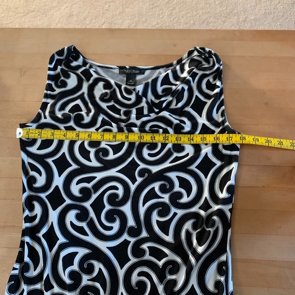 Fitted sleeveless dress with swirl pattern - Picture 5 of 7